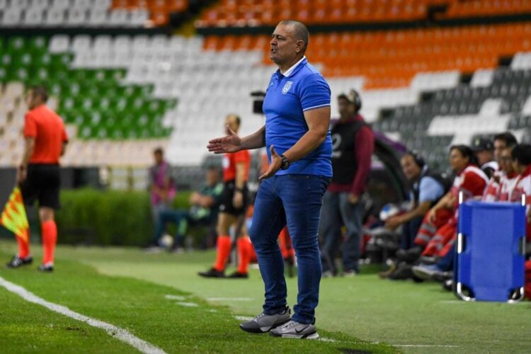 El ya exdirector técnico de la selección cubana de fútbol Yunielys Castillo, quien renunció a su puesto tras los malos resultados del equipo bajo su mando. Foto: Tomada del perfil de Facebook de la Asociación de Cuba de Fútbol (AFC).