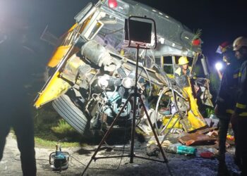 El chofer de un ómnibus arrendado, que cubría la ruta Habana- Santiago, perdió el control y terminó impactando contra un obstáculo fijo. Foto: CNC TV Granma