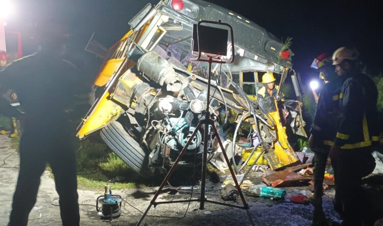 El chofer de un ómnibus arrendado, que cubría la ruta Habana- Santiago, perdió el control y terminó impactando contra un obstáculo fijo. Foto: CNC TV Granma
