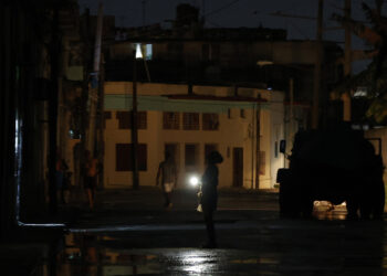 Personas caminan por una calle durante un apagón en La Habana. Foto: Ernesto Mastrascusa / EFE.