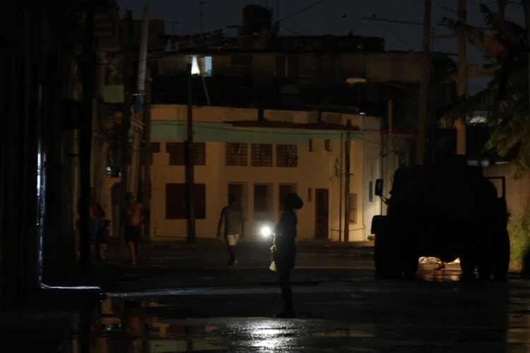 Personas caminan por una calle durante un apagón en La Habana. Foto: Ernesto Mastrascusa / EFE.