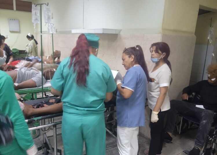 Personal de salud atiende a personas lesionadas en un accidente de tránsito ocurrido en Granma, el 3 de agosto de 2025. Foto: Tomada del perfil de Facebook de CMKX Radio Bayamo.