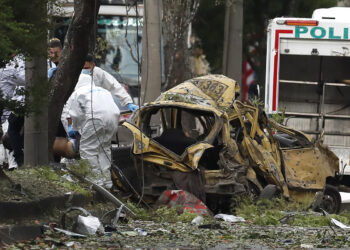 Peritos policiales inspeccionan un vehículo afectado por la explosión de un camión bomba que dejó al menos seis muertos y unos 70 heridos, en Cali, Colombia, el 21 de agosto de 2025. Foto: Ernesto Guzmán Jr / EFE.