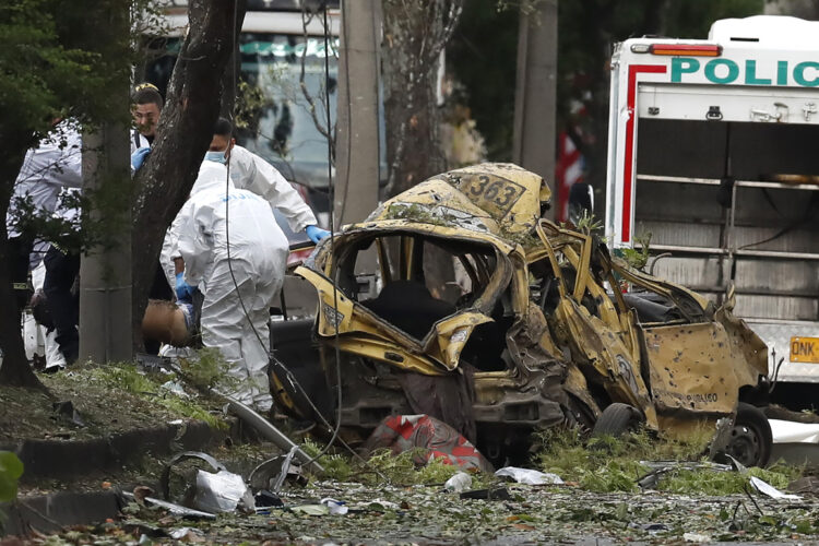 Peritos policiales inspeccionan un vehículo afectado por la explosión de un camión bomba que dejó al menos seis muertos y unos 70 heridos, en Cali, Colombia, el 21 de agosto de 2025. Foto: Ernesto Guzmán Jr / EFE.