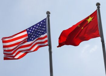 Las banderas nacionales de Estados Unidos y China se ven frente al Parque Científico General Electric, en Pekín. Foto: Wu Hao / EFE / EPA.