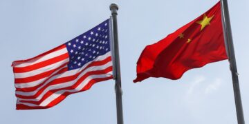 Las banderas nacionales de Estados Unidos y China se ven frente al Parque Científico General Electric, en Pekín. Foto: Wu Hao / EFE / EPA.