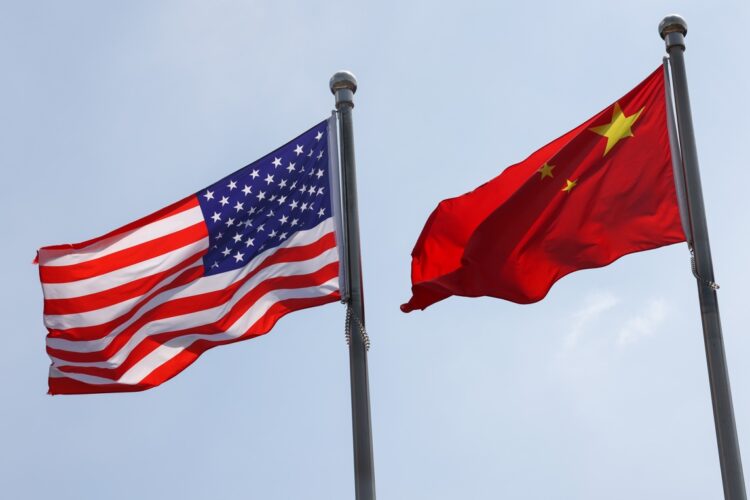 Las banderas nacionales de Estados Unidos y China se ven frente al Parque Científico General Electric, en Pekín. Foto: Wu Hao / EFE / EPA.
