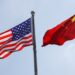 Las banderas nacionales de Estados Unidos y China se ven frente al Parque Científico General Electric, en Pekín. Foto: Wu Hao / EFE / EPA.