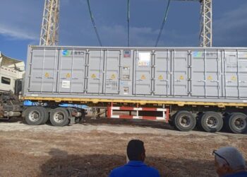 Los BESS almacenan el exceso de energía producido por los parques solares durante el día para suministrarla cuando la generación es baja o cuando la demanda es alta. Foto: José Miguel Solís