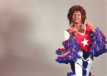 Detalle de una foto de Celia Cruz luciendo la bata confeccionada por Irma Peñalver. Foto cortesía de Celia Cruz Legacy Project.