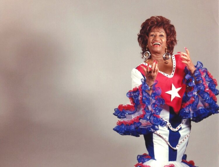 Detalle de una foto de Celia Cruz luciendo la bata confeccionada por Irma Peñalver. Foto cortesía de Celia Cruz Legacy Project.