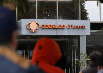 Acceso a las oficinas centrales de la División El Teniente, de la compañía propietaria de la mina, la estatal Codelco. Foto: Elvis González/EFE.