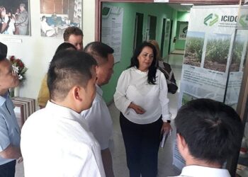 Empresarios chinos en el Instituto cubano de Investigaciones de los derivados de la caña de azúcar. Foto: ICIDCA.