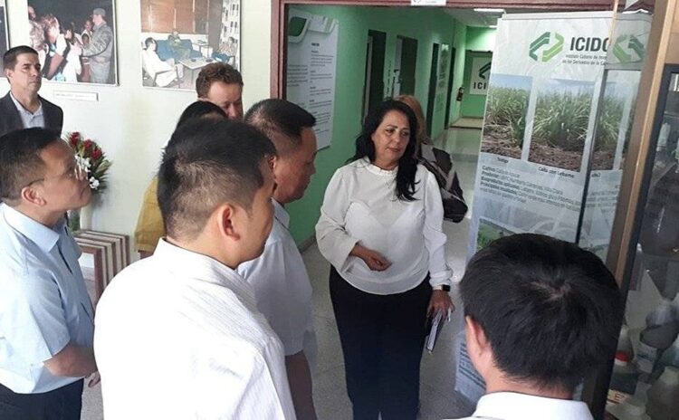 Empresarios chinos en el Instituto cubano de Investigaciones de los derivados de la caña de azúcar. Foto: ICIDCA.