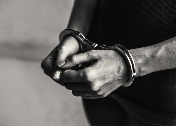 Imagen alegórica de la captura de un presunto criminal. Foto: freepik.es / Archivo.