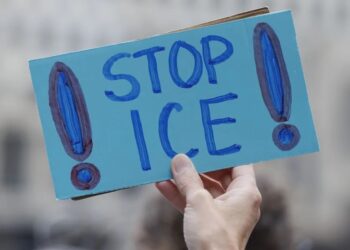 Fotografía de archivo de una mujer sosteniendo un cartel en el que se lee "Stop ICE". Foto: CJ Gunther / EFE / EPA / Archivo.