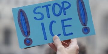 Fotografía de archivo de una mujer sosteniendo un cartel en el que se lee "Stop ICE". Foto: CJ Gunther / EFE / EPA / Archivo.