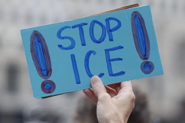 Fotografía de archivo de una mujer sosteniendo un cartel en el que se lee "Stop ICE". Foto: CJ Gunther / EFE / EPA / Archivo.