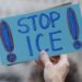 Fotografía de archivo de una mujer sosteniendo un cartel en el que se lee "Stop ICE". Foto: CJ Gunther / EFE / EPA / Archivo.