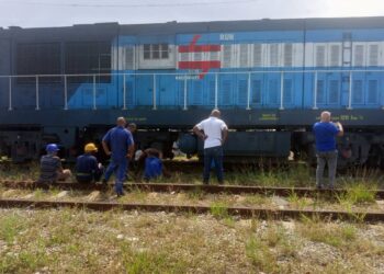 Trabajadores ferroviarios junto a la locomotora del Holguín-La Habana, tras sufrir un descarrilamiento parcial a su llegada a la capital cubana. Foto: Naturaleza Secreta / Tomada del perfil de Facebook de Rutas Nacionales.