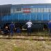 Trabajadores ferroviarios junto a la locomotora del Holguín-La Habana, tras sufrir un descarrilamiento parcial a su llegada a la capital cubana. Foto: Naturaleza Secreta / Tomada del perfil de Facebook de Rutas Nacionales.