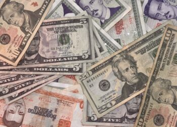 Dólar vs. pesos cubanos. Foto: OnCuba.