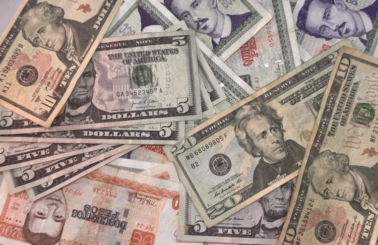 Dólar vs. pesos cubanos. Foto: OnCuba.