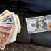 Imagen que simula una transacción en el mercado informal de divisas en Cuba, en el que el dólar ha mantenido un ascenso progresivo a lo largo de 2025 hasta superar los 400 pesos de valor. Foto: Ernesto Mastrascusa / EFE.