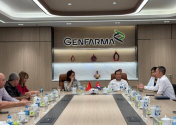 La presidenta del grupo BioCubaFarma, Mayda Mauri (c-i), visita en Hanoi la sede de la empresa mixta Genfarma, creada entre Cuba y Vietnam. Foto: Tomada del perfil en X de BioCubaFarma.