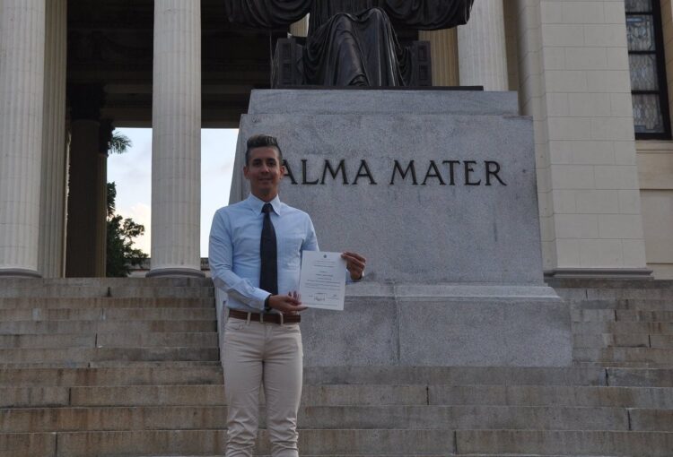 El joven periodista Enrique Pérez Fumero es doctor en Ciencias de la Comunicación por la UH y profesor en la Universidad de Oriente. Foto: Tomada de su perfil de Facebook.