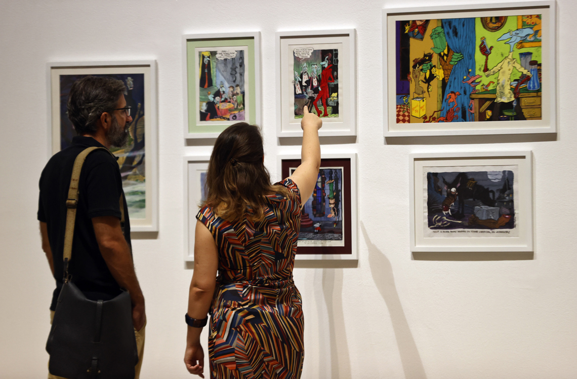 Personas observan la exposición por el 40 aniversario de la película "Vampiros en La Habana" en la sede de la Galería Continua, en La Habana. Foto: Ernesto Mastrascusa / EFE.