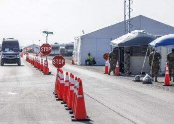 Agentes de la Policía vigilan la entrada del centro de detención 'Alligator Alcatraz' en Ochopee, Florida. Foto: Cristobal Herrera-ulashkevich/ EFE/ EPA/Archivo.