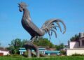 La escultura del gallo de Morón, emblema de la ciudad avileña, da la bienvenida a los viajeros. Foto: Cubasí.