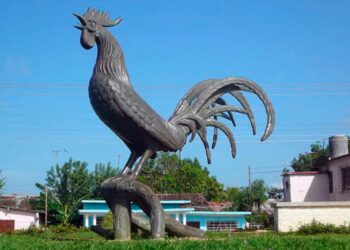 La escultura del gallo de Morón, emblema de la ciudad avileña, da la bienvenida a los viajeros. Foto: Cubasí.