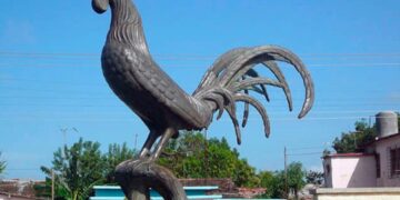 La escultura del gallo de Morón, emblema de la ciudad avileña, da la bienvenida a los viajeros. Foto: Cubasí.