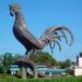 La escultura del gallo de Morón, emblema de la ciudad avileña, da la bienvenida a los viajeros. Foto: Cubasí.