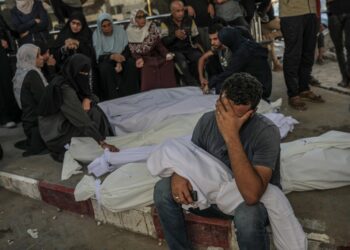 Gaza, 29/08/2025.- Familiares lloran junto a cuerpos cubiertos en el hospital Al Shifa tras la muerte de sus familiares en un ataque aéreo israelí, en la Ciudad de Gaza, Franja de Gaza, el 29 de agosto de 2025. Según el Ministerio de Salud palestino en Gaza, seis miembros de una familia murieron el 28 de agosto tras un ataque aéreo israelí al oeste del campo de refugiados de Jabaliya, al norte de la Ciudad de Gaza. Foto: EFE/MOHAMMED SABER.