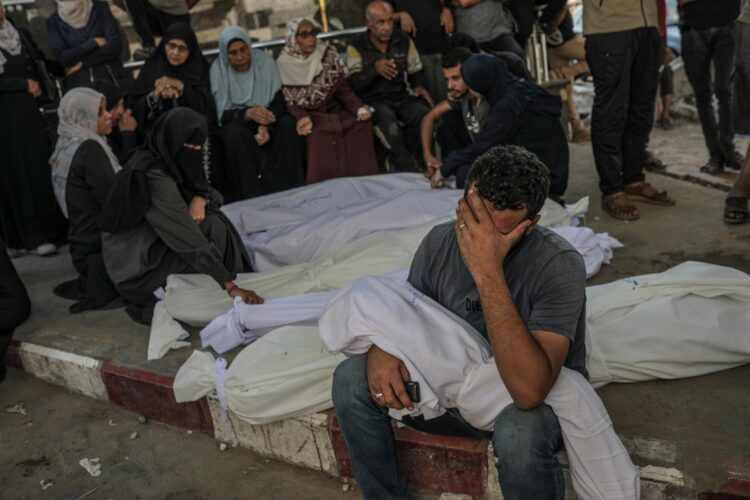Gaza, 29/08/2025.- Familiares lloran junto a cuerpos cubiertos en el hospital Al Shifa tras la muerte de sus familiares en un ataque aéreo israelí, en la Ciudad de Gaza, Franja de Gaza, el 29 de agosto de 2025. Según el Ministerio de Salud palestino en Gaza, seis miembros de una familia murieron el 28 de agosto tras un ataque aéreo israelí al oeste del campo de refugiados de Jabaliya, al norte de la Ciudad de Gaza. Foto: EFE/MOHAMMED SABER.