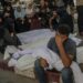 Gaza, 29/08/2025.- Familiares lloran junto a cuerpos cubiertos en el hospital Al Shifa tras la muerte de sus familiares en un ataque aéreo israelí, en la Ciudad de Gaza, Franja de Gaza, el 29 de agosto de 2025. Según el Ministerio de Salud palestino en Gaza, seis miembros de una familia murieron el 28 de agosto tras un ataque aéreo israelí al oeste del campo de refugiados de Jabaliya, al norte de la Ciudad de Gaza. Foto: EFE/MOHAMMED SABER.