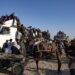 Palestinos desplazados internos suben a camiones de ayuda humanitaria para conseguir comida cerca de un punto de distribución de alimentos en el corredor de Morag este lunes, al sur de Jan Yunis. Foto: HAITHAM IMAD/EFE/EPA.