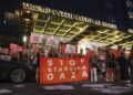Personas que apoyan a 'If Not Now', organización judía pro-Palestina, protestan contra la implicación del presidente Trump en el conflicto israelo-palestino y la hambruna en Gaza, frente al Hotel Trump en Nueva York. Foto: EFE/SARAH YENESEL.