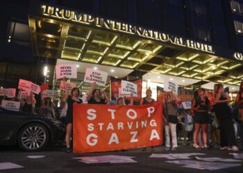 Personas que apoyan a 'If Not Now', organización judía pro-Palestina, protestan contra la implicación del presidente Trump en el conflicto israelo-palestino y la hambruna en Gaza, frente al Hotel Trump en Nueva York. Foto: EFE/SARAH YENESEL.
