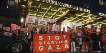 Personas que apoyan a 'If Not Now', organización judía pro-Palestina, protestan contra la implicación del presidente Trump en el conflicto israelo-palestino y la hambruna en Gaza, frente al Hotel Trump en Nueva York. Foto: EFE/SARAH YENESEL.