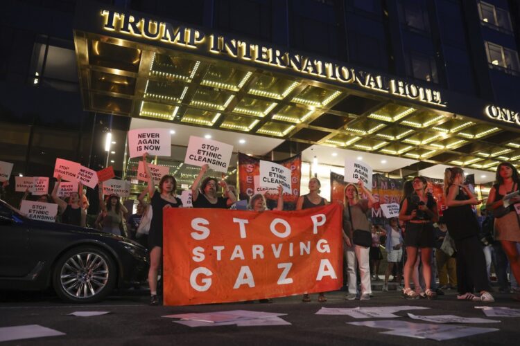 Personas que apoyan a 'If Not Now', organización judía pro-Palestina, protestan contra la implicación del presidente Trump en el conflicto israelo-palestino y la hambruna en Gaza, frente al Hotel Trump en Nueva York. Foto: EFE/SARAH YENESEL.
