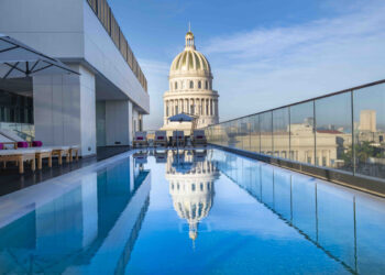 Piscina del hotel Gran Bristol, en La Habana. Foto: Tomada de www.hosteltur.com