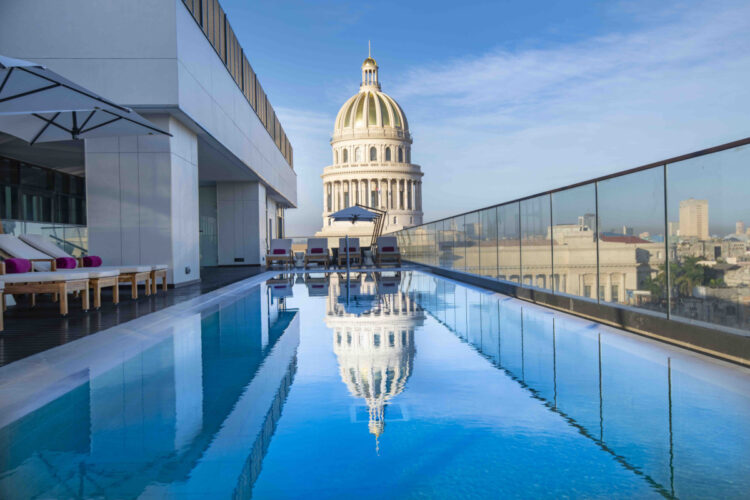 Piscina del hotel Gran Bristol, en La Habana. Foto: Tomada de www.hosteltur.com