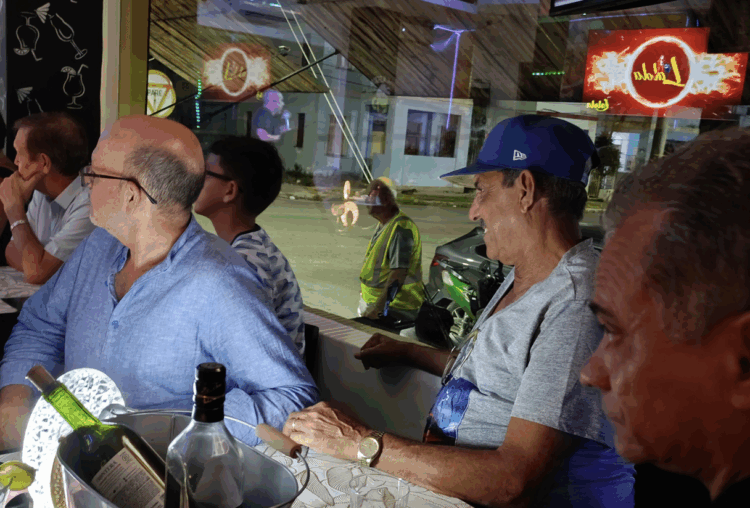humor en la lola bar