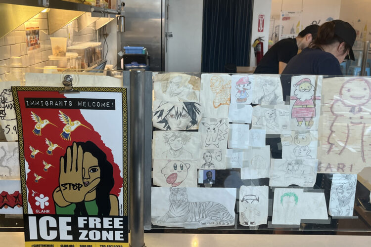 El temor a las redadas de inmigración ha impactado la vida diaria de los habitantes de Buford Highway que ya ve reducido el comercio y las reuniones comunitarias debido a la ansiedad que mantiene a los inmigrantes encerrados en las casas. Foto:  Marcelo Wheelock/EFE.