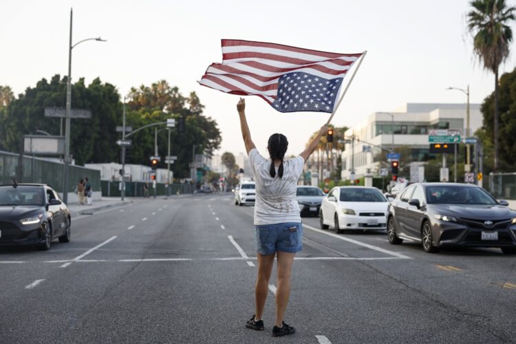 Una manifestación como parte de una 'huelga comunitaria' para protestar contra las medidas federales de control de inmigración, en Los Ángeles, California, EE. UU., el 12 de agosto de 2025. Foto: EFE/EPA/CAROLINE BREHMAN.
