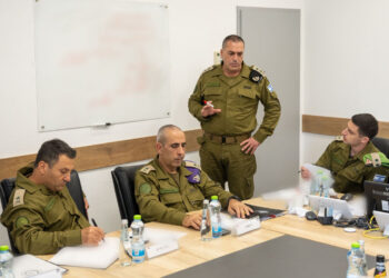 El jefe del Ejército israelí, Eyal Zamir, se reunió este viernes con comandantes para planear la expansión de sus operaciones en la Franja de Gaza, tras la aprobación por parte del gabinete de seguridad israelí de la toma de la ciudad de Gaza y el desplazamiento de su población. Foto: Fuerzas de Defensa de Israel /EFE.